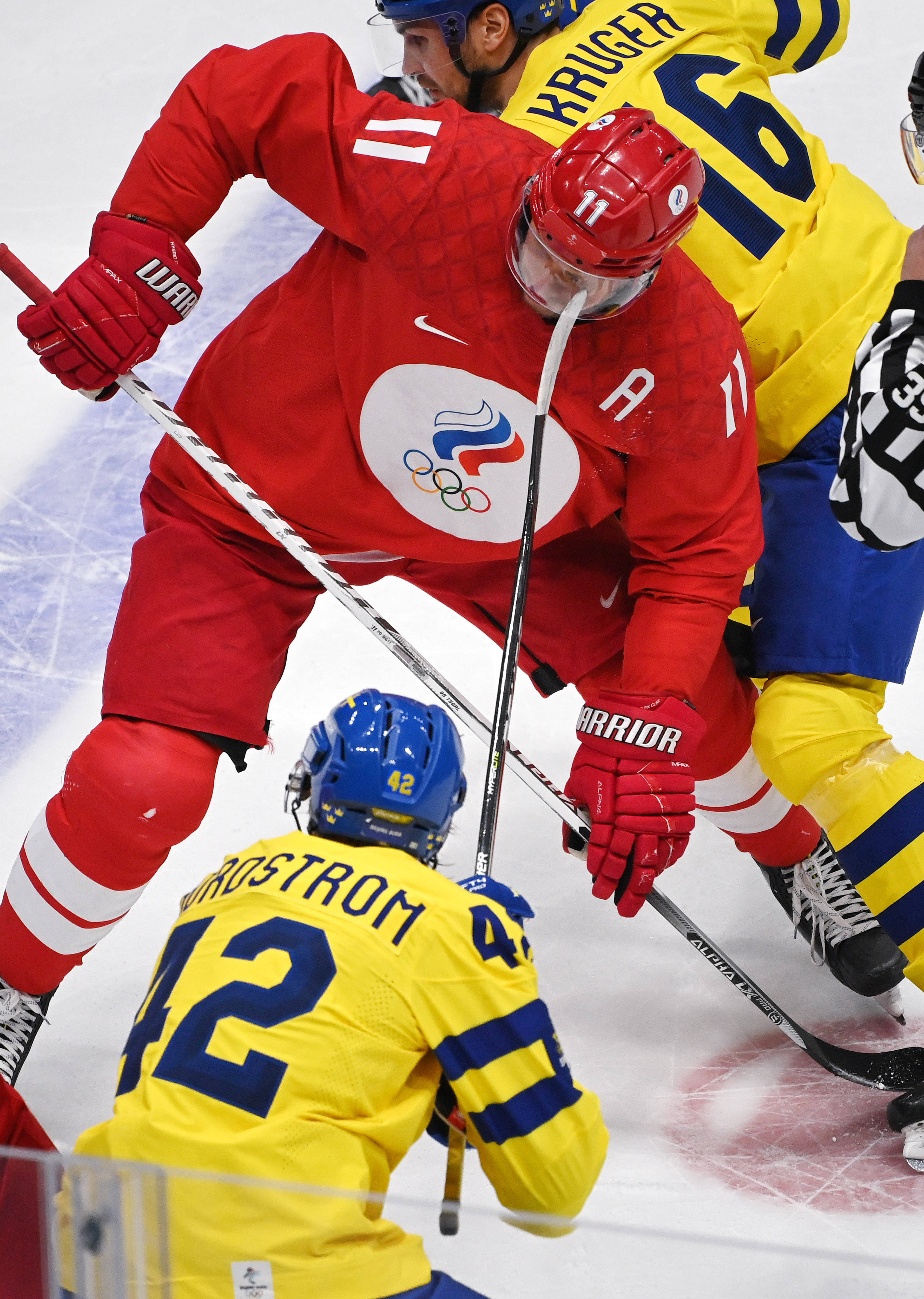 冰球半决赛，辽东玄武队与雪域闪电队绝杀，VAR改判成焦点！外援联手发威-九游体育